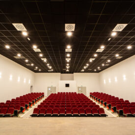 Escenario del Teatro-salón de actos polivalentes de La Roda de Andalucía