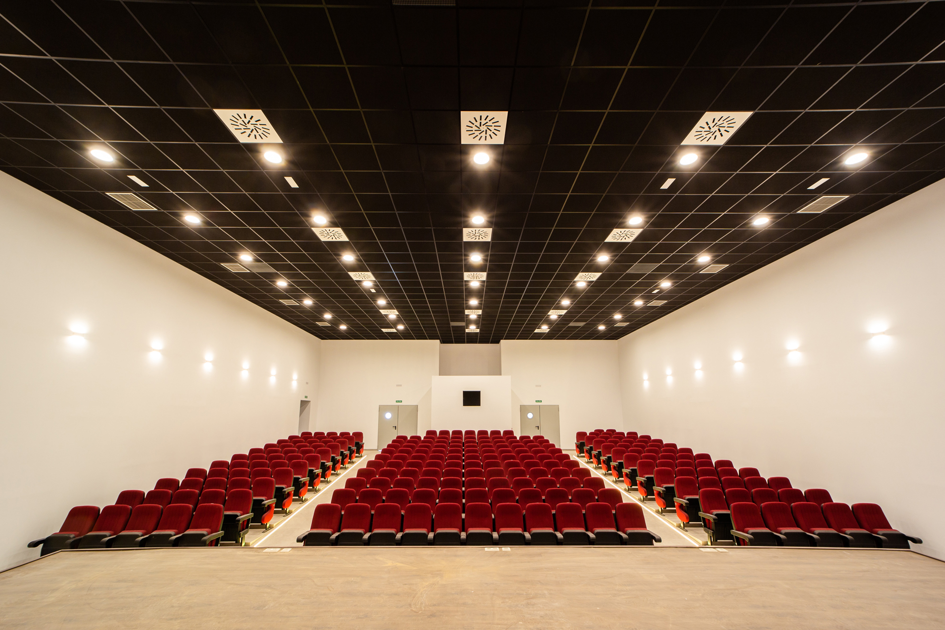 Escenario del Teatro-salón de actos polivalentes de La Roda de Andalucía
