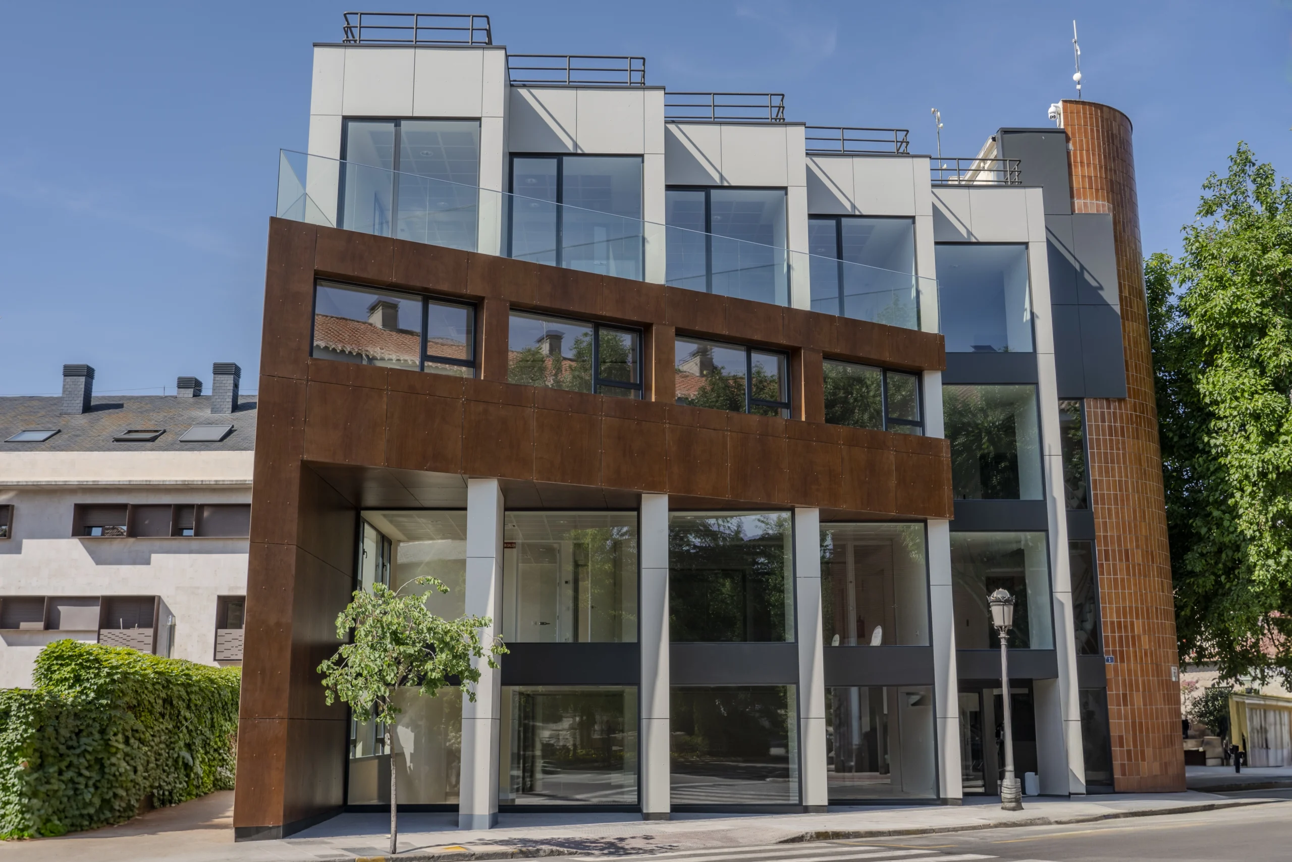 Fachada del edificio público de Torrelodones ejecutado por Vivendio
