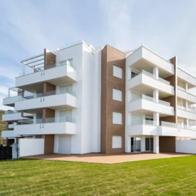 Foto de la fachada de las 79 viviendas de Torrox construidas por Añil