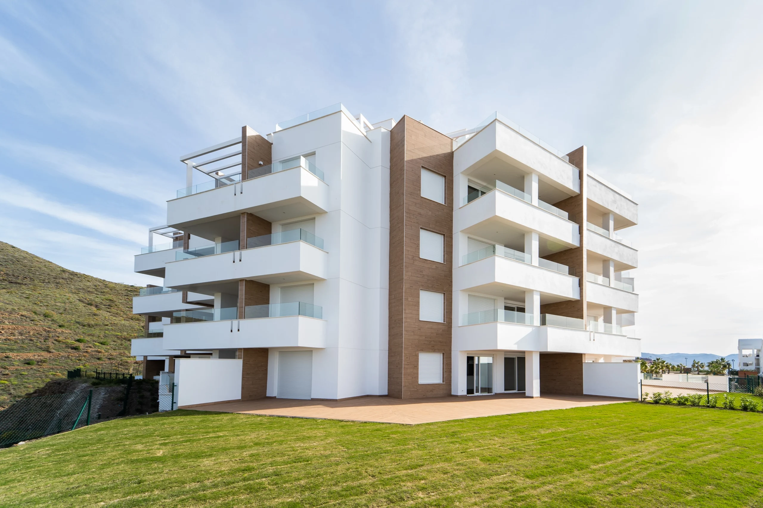 Foto de la fachada de las 79 viviendas de Torrox construidas por Añil