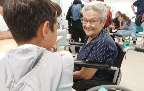 foto residente sonriendo a un niño